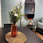 Orange Studio With Balcony - Free Parking