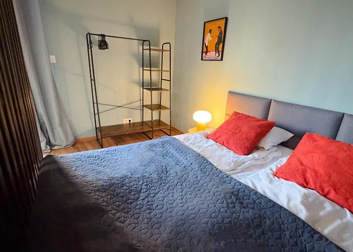 Orange Studio With Balcony - Free Parking
